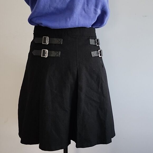 Hot Topic Black Pleated Buckled Mini Skirt Size Medium Goth Grunge Punkcore - Picture 2 of 8